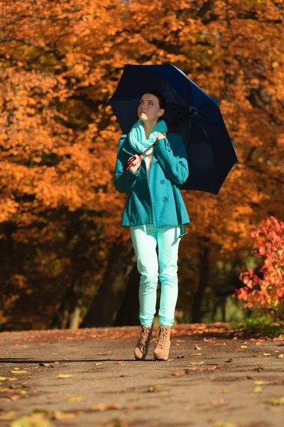Kız sonbahar parkta yürüyüş — Stok fotoğraf