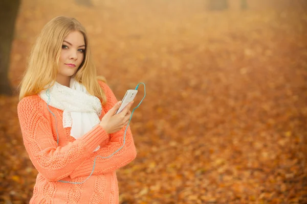 Mujer escuchando música — Foto de Stock