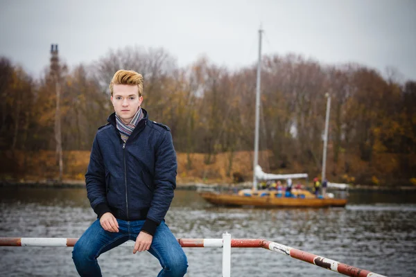 Handsome man in casual style posing — Stock Photo, Image