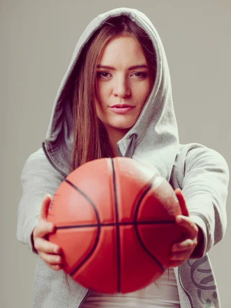 Mädchen mit Kapuze hält Basketball. — Stockfoto