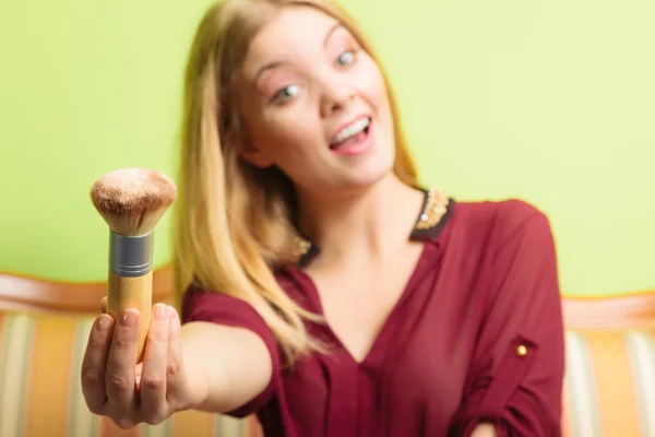 Frau hält Puderpinsel in der Hand. — Stockfoto