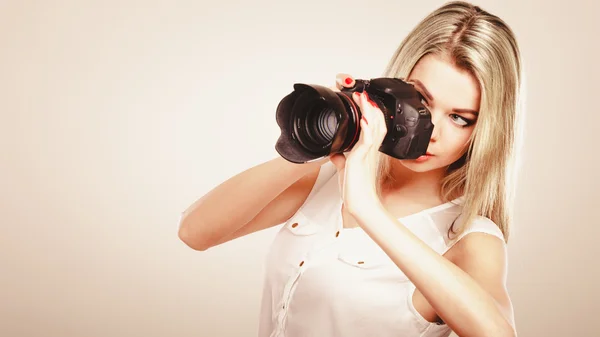 Girl shooting images. — Stock Photo, Image