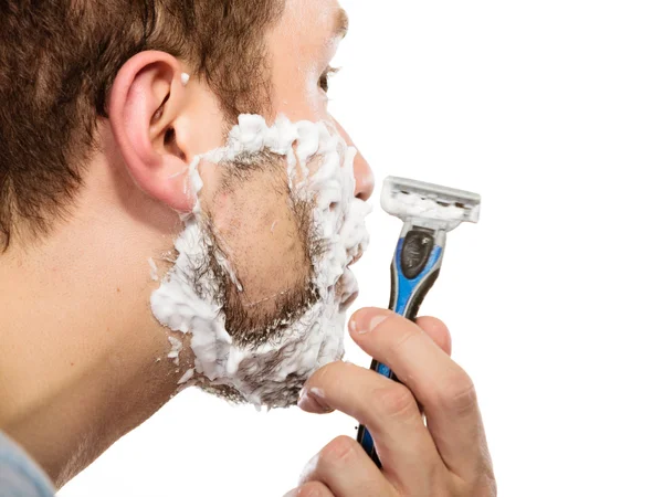 Человек с пеной на лице бритья — стоковое фото