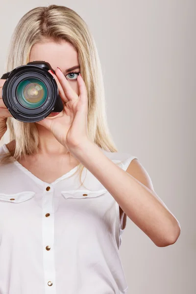 Girl shooting images. — Stock Photo, Image