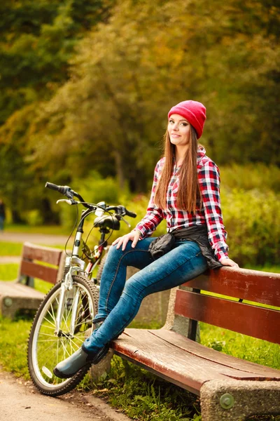 Fille se détendre dans le parc automnal — Photo