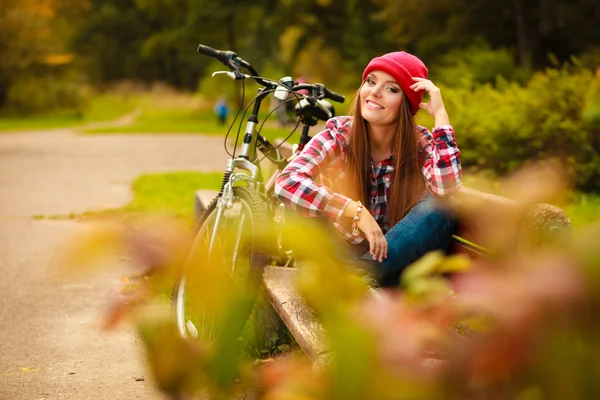 Chica relajante en el parque otoñal — Foto de Stock