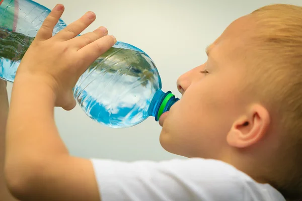 Niño bebiendo agua pura — Foto de Stock