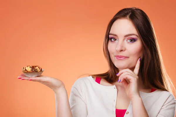 Lachende vrouw bedrijf taart — Stockfoto