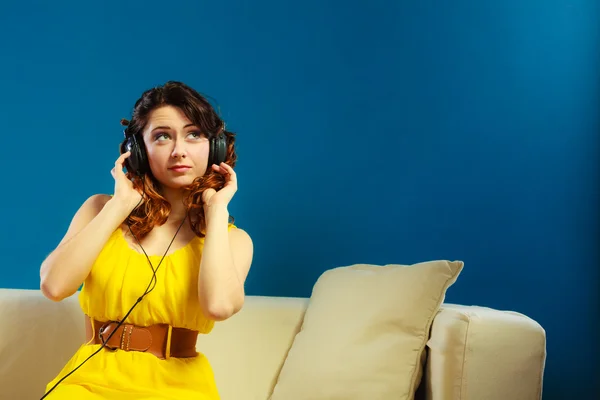 Mädchen mit großen Kopfhörern hört Musik — Stockfoto