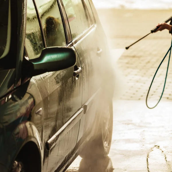 Dirty car during washing process — Zdjęcie stockowe