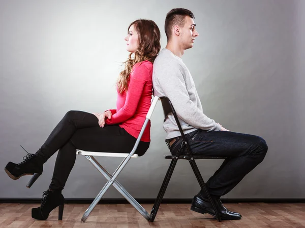 G pareja después de disputa sentado en sillas — Foto de Stock