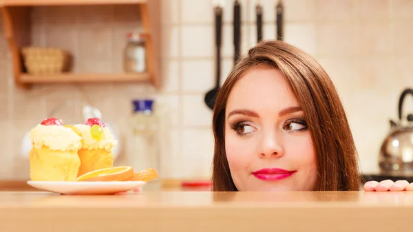 Женщина смотрит на вкусный торт . — стоковое фото