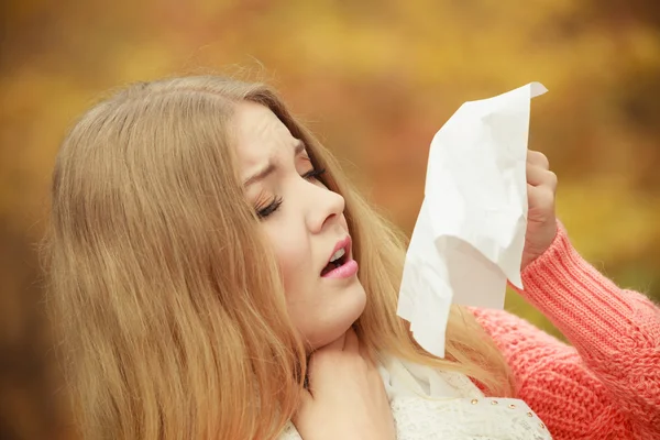 Mujer estornudando en tejido — Foto de Stock