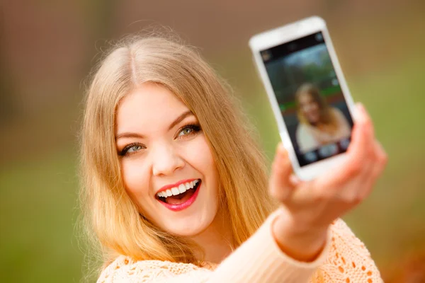 Vrouw nemen zelf foto — Stockfoto