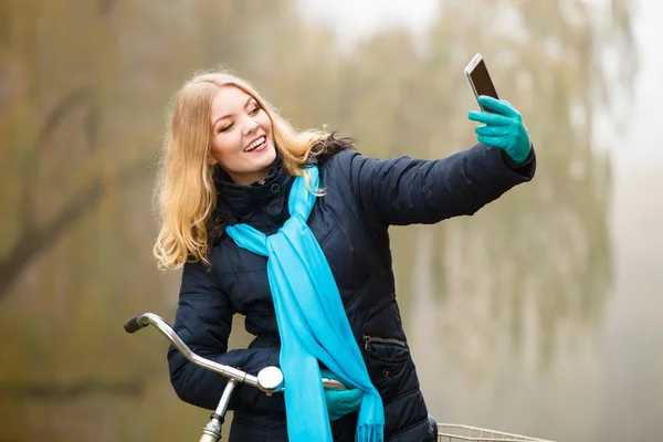 Chica tomando auto foto — Foto de Stock