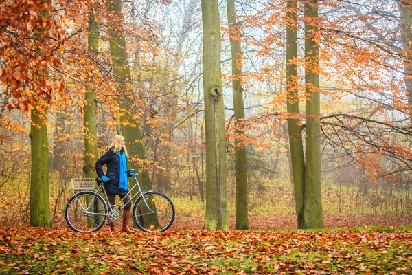 Mulher andar de bicicleta relaxante — Fotografia de Stock