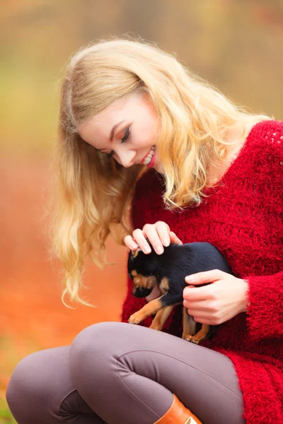 Kvinna leker med hennes lilla hund — Stockfoto