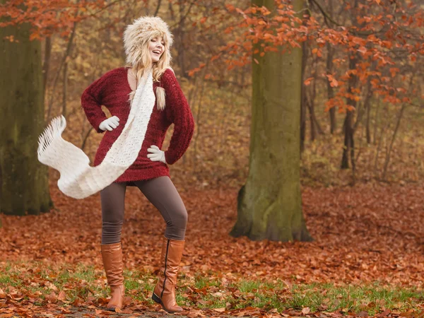 Mädchen posiert mit Pelzmütze — Stockfoto