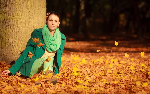 秋の公園でリラックスした女性 — ストック写真