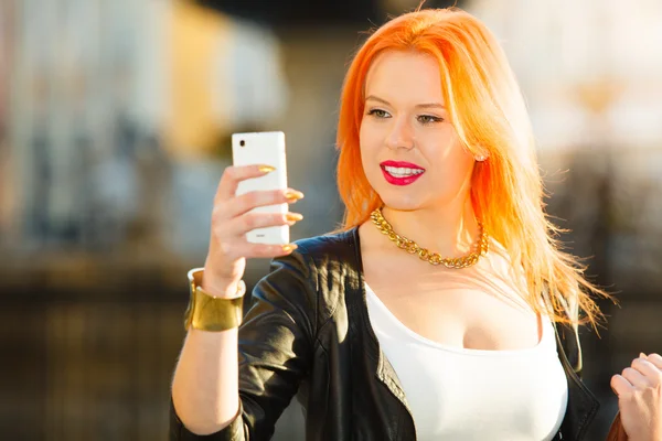 Mujer usando teléfono celular — Foto de Stock