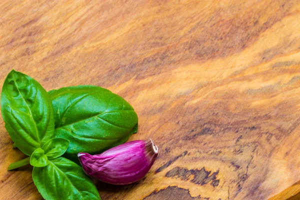 Garlic clove and basil leaves — Stock Photo, Image