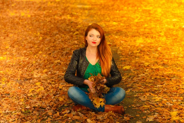Woman relaxing in autumn park — Stock Photo, Image