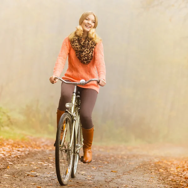 여자 타고 자전거가을 공원. — 스톡 사진
