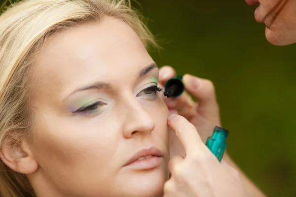 Make-up artiest toepassing van mascara. — Stockfoto