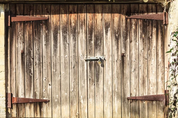 又脏又臭的旧棕色谷仓门 — 图库照片