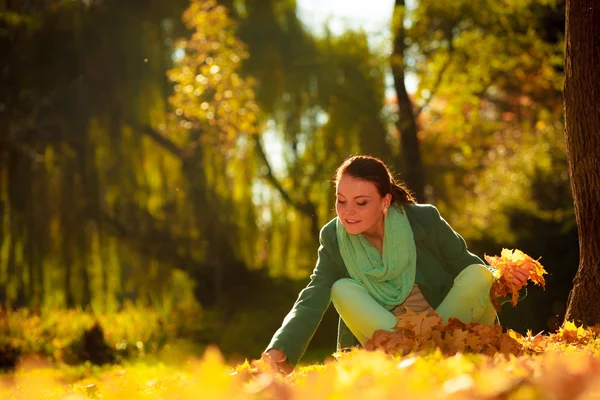 Kadın rahatlatıcı sonbahar Park — Stok fotoğraf
