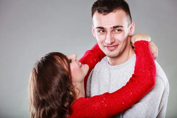 Souriant jeune couple portrait — Photo