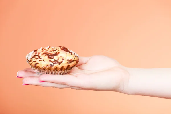 Sweet cupcake on  human hand. — Stock fotografie