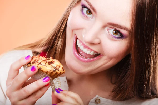 Glimlachende vrouw houdt taart in de hand — Stockfoto