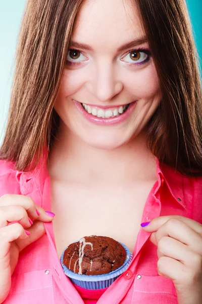 Frau mit Schokoladenmuffin — Stockfoto