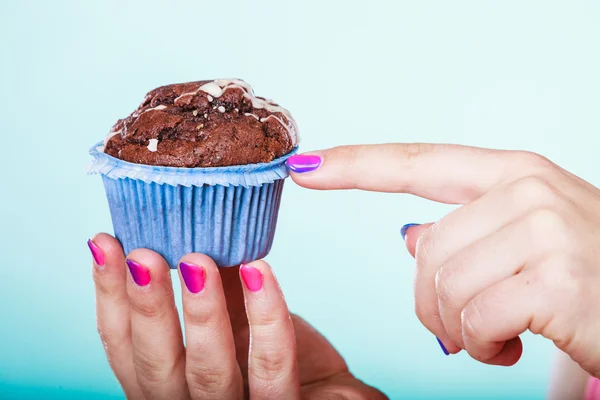 Sladké čokoládové muffin lidské ruce. Cukrárna. — Stock fotografie