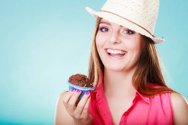 Donna in possesso di torta al cioccolato — Foto Stock