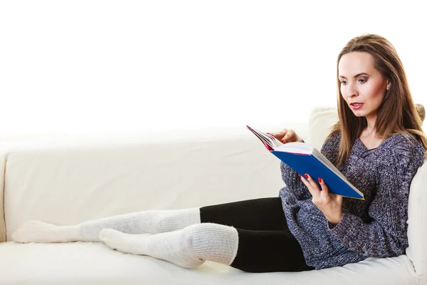 Frau sitzt auf Couch — Stockfoto