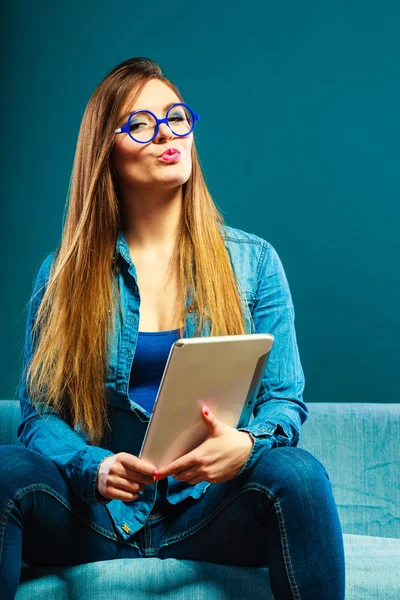 Frau mit Tablet sitzt auf Couch — Stockfoto