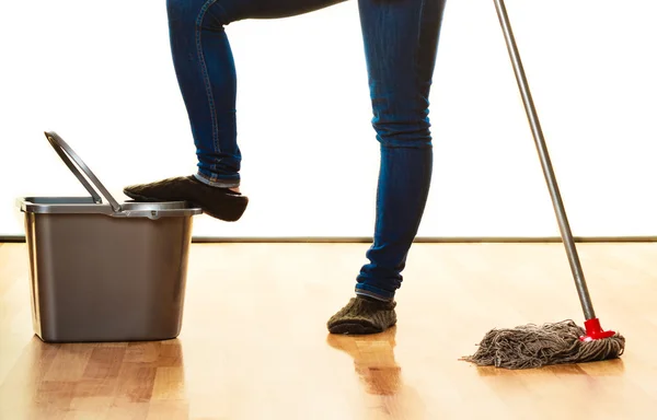 Meisje dweilen verdieping — Stockfoto