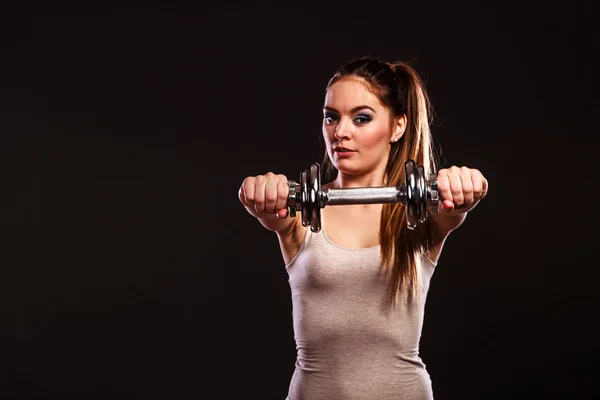 Vrouw uitoefenen met dumbbell. — Stockfoto