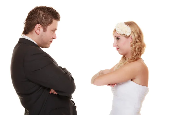 Nevěsta a ženich pohledu na sebe — Stock fotografie