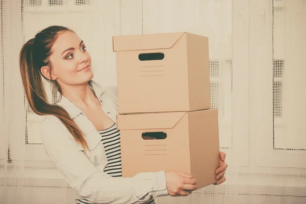 Mulher carregando caixas de caixas — Fotografia de Stock