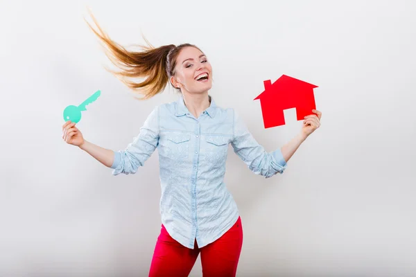 Mulher segurando casa de papel vermelho — Fotografia de Stock