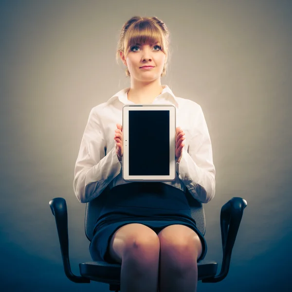 Mujer sosteniendo tableta —  Fotos de Stock