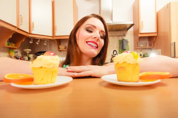 Mujer mirando delicioso pastel . —  Fotos de Stock