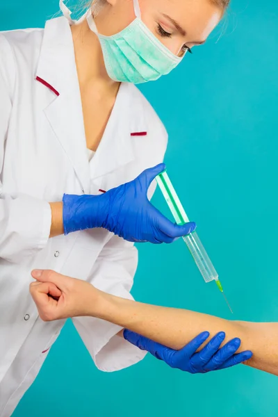 Médico com seringa que dá a injeção ao paciente . — Fotografia de Stock