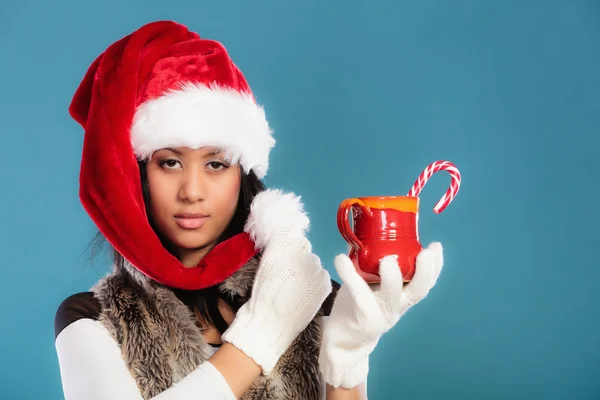 Kış kızı Noel Baba yardımcısı şapkasında kırmızı bardak var. — Stok fotoğraf