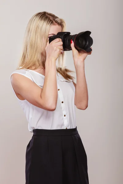 Belle femme avec caméra. — Photo