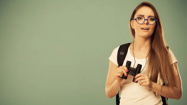 Donna turistica con binocolo — Foto Stock