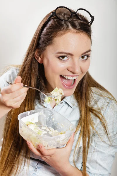 Frau isst frischen Gemüsesalat. — Stockfoto
